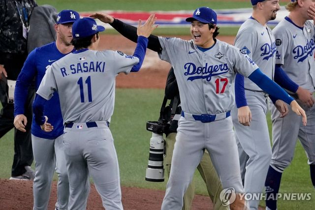 우승을 자축하는 사사키(왼쪽)와 오타니