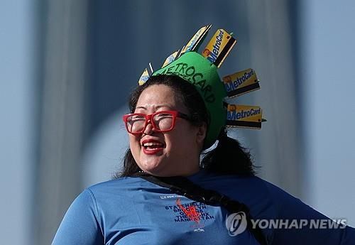 자유의 여신상 머리 장식speedo한 뉴욕 마라톤 참가자