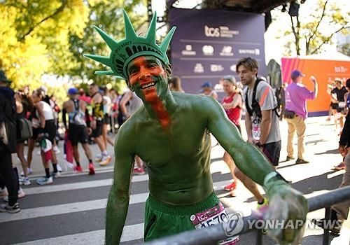 자유의 여신상 분장한 뉴욕 마라톤 참가자