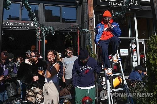 뉴욕 마라톤 지켜보는 스파이크 리 감독(사다리 위)