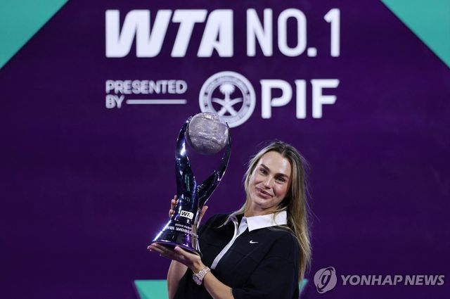 연말 세계 1위 시상식에서 트로피를 받은 사발렌카