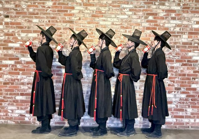 영화 '케이팝 데몬 헌터스' 속 사자보이즈 의상을 입은 사람들