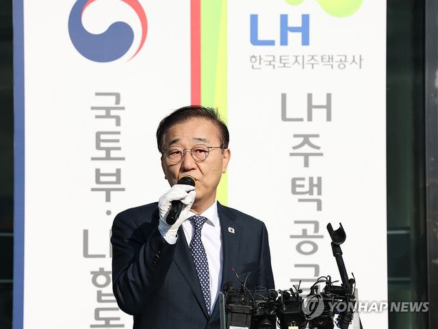 질문에 답하는 김윤덕 장관