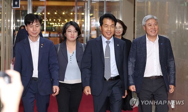 우원식 국회의장 면담 위해 이동하는 개혁4당 대표 및 원내대표