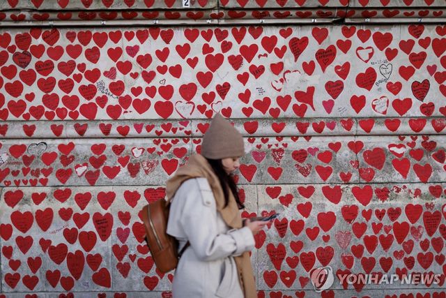 런던 코로나19 사망자 추모의 벽