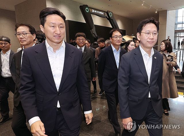 환담장 이동하는 배경훈 부총리와 정기선 회장