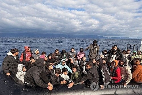 지난 18일 크레타섬 남부 해안에서 구조된 이주민들