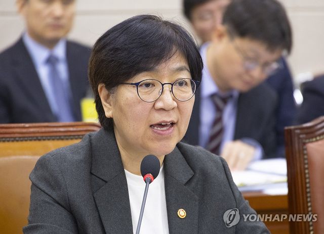 정은경 보건복지부 장관, 국회 복지위 출석해 답변