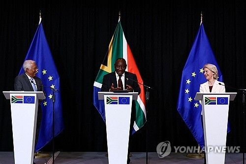 EU 지도부와 공동기자회견에서 발언하는 시릴 라마포사(가운데) 남아공 대통령