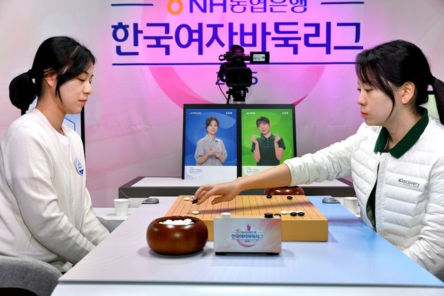 3차전 최종 3국에서 김채영(오른쪽)이 김신영을 꺾고 우승을 확정했다.