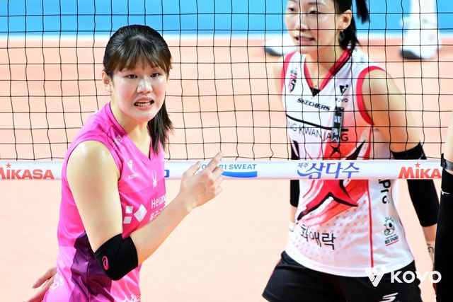 흥국생명의 아웃사이드 히터 김다은(왼쪽)