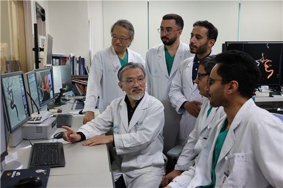 서울아산병원 영상의학과 이덕희·최충곤 교수(왼쪽부터) 19일 서울아산병원 혈관조영실에서 사우디아라비아 의학자들에게 뇌동맥류의 치료 방침에 대해 교육하고 있다. [서울아산병원 제공]