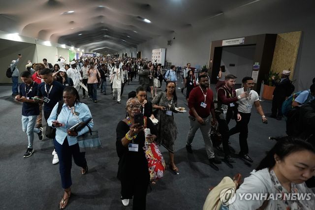 20일(현지시간) 화재 대피하는 COP30 참석자들