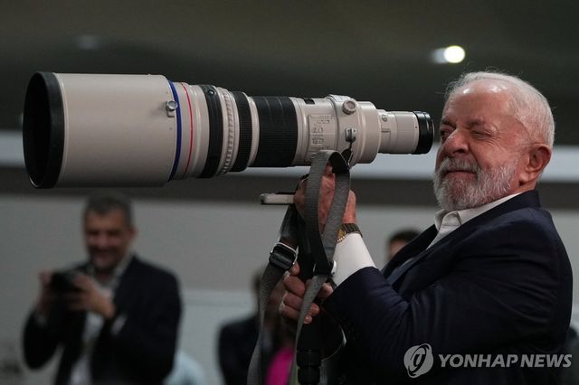 19일(현지시간) COP30 취재진 카메라 손에 든 룰라 대통령