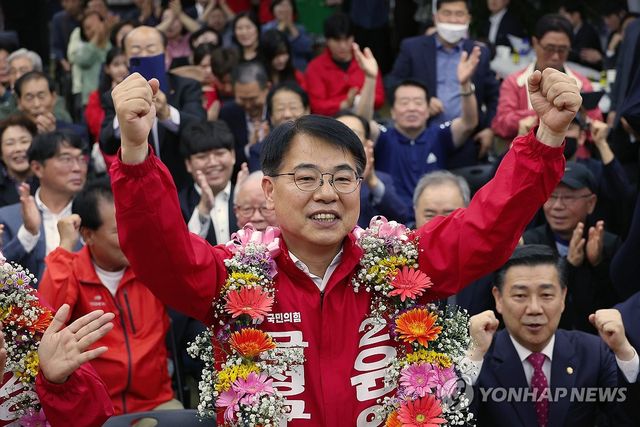 환호하는 윤일현 금정구청장 후보