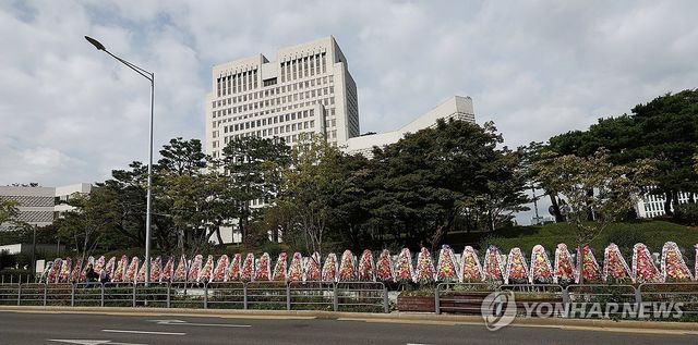 대법관 증원 개혁안 발표…대법원 앞에 놓인 화환들
