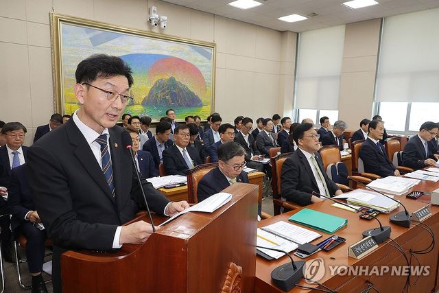 지난 8월 국회 정무위 발언하는 윤창렬 국무조정실장