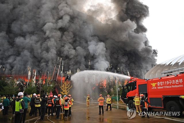 이랜드패션 물류센터 화재 진압하는 소방