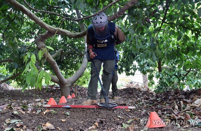 지난 2006년 레바논 공격 당시 이스라엘이 사용한 불발 집속탄을 탐색하는 레바논 군인들