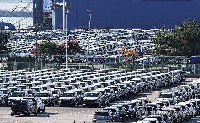 경기도 평택항에 수출용 자동차가 세워져 있는 모습