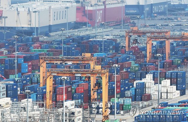 경기도 평택항에 쌓여있는 컨테이너들