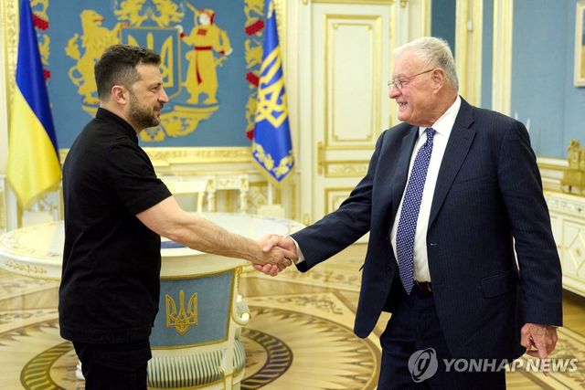 지난 8월 젤렌스키 우크라이나 대통령과 만나 악수하는 키스 켈로그 특사