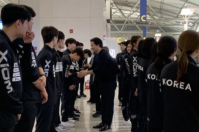 출국하는 탁구 청소년 대표팀 선수 격려하는 이태성 탁구협회장(중앙)