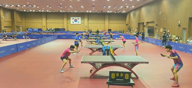 훈련하는 탁구 청소년대표팀 선수들