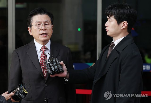 '벌금형 선고' 질문에 답하는 황교안 대표