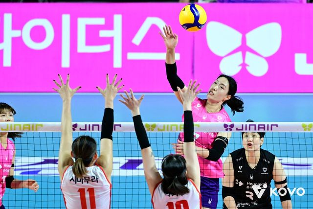 공격하는 흥국생명의 최은지(뒤쪽 중앙)