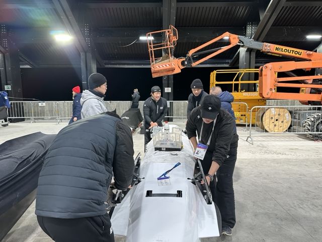 봅슬레이 정비하는 대표팀