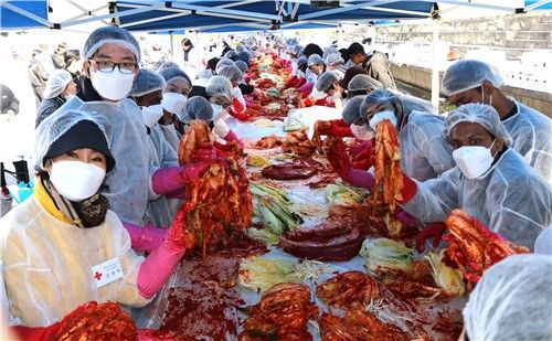 한서대 외국인 학생 160여명, 인삼김치 3천500㎏ 담가 나눔 봉사