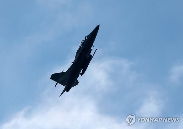 광주공항 상공 나는 전투기