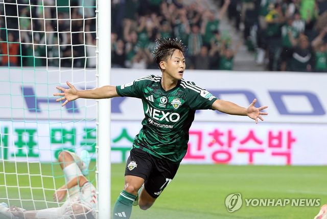 자책골 유도한 이승우, 환호