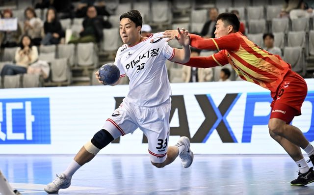 15일 상무와 개막전에서 공격을 시도하는 하남시청 김재순(왼쪽)