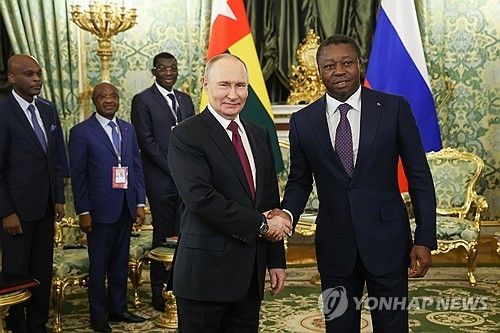악수하는 푸틴 러시아 대통령과 냐싱베 토고 국무의장