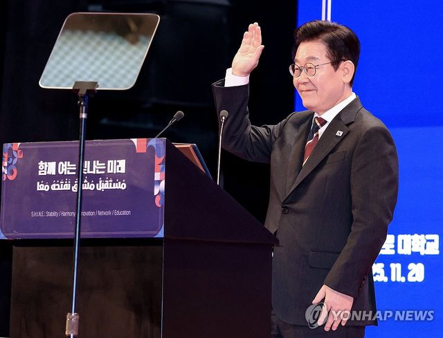 카이로대학교 학생들에게 인사하는 이재명 대통령