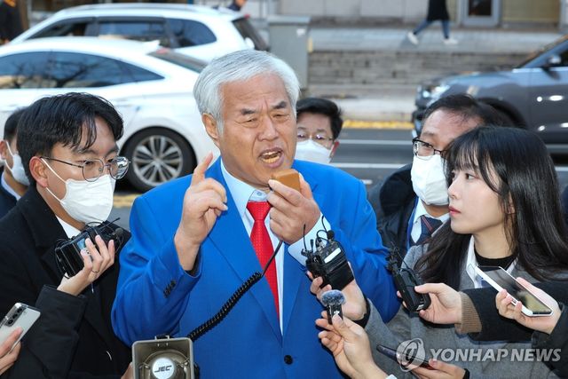 '서부지법 난동배후 의혹' 전광훈 출석…"대한민국 망해" 고성