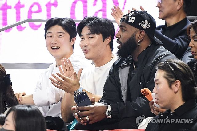 지난 4일 프로농구 경기장을 찾은 김하성(왼쪽에서 두 번째)