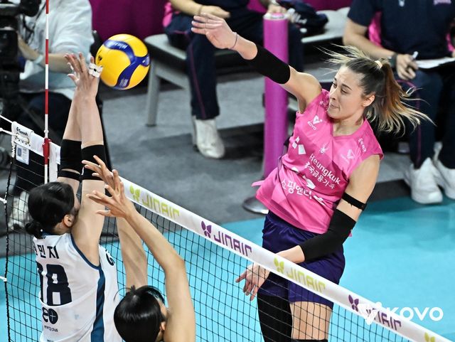 공격하는 흥국생명의 레베카(오른쪽)