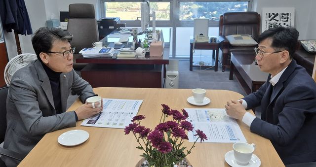 진성준 의원 면담하는 최훈식 장수군수