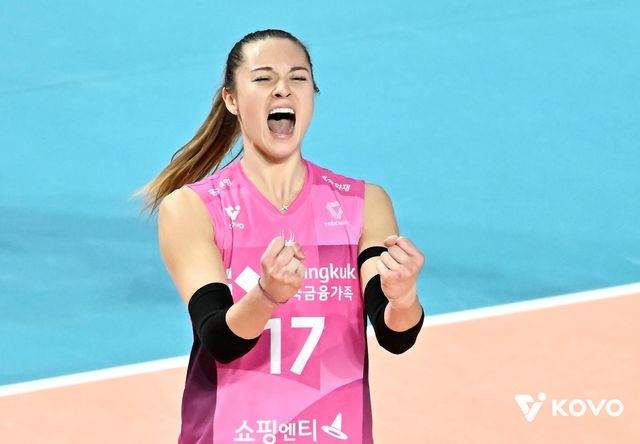 득점 후 기뻐하는 흥국생명의 레베카