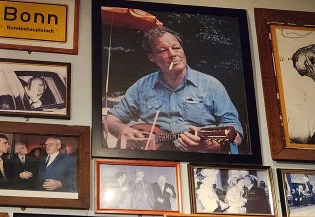 [베를린=연합뉴스] 이광빈 기자 = 베를린의 레스토랑 '슈탠디게 페어트레퉁' 내부에 빌리 브란트(가운데) 전 서독 총리 등의 사진이 걸린 모습 . ※ 재판매 및 DB 금지