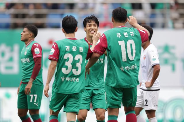 골 세리머니 하는 대전 선수들.