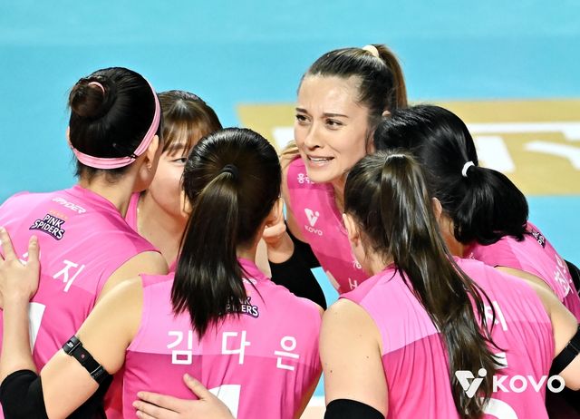 동료들과 파이팅하는 흥국생명의 레베카(뒤쪽 중앙)