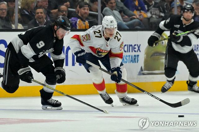 고기 굽다가 다친 에투 루오스타리넨(가운데)