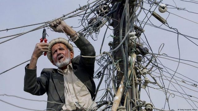 전선 손보는 아프가니스탄인