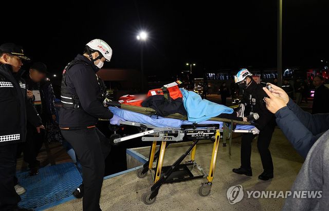 구조되는 퀸제누비아2호 탑승객들