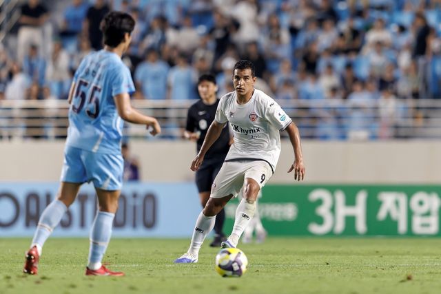 제주 유리 조나탄이 대구와 경기에서 공을 모는 모습.