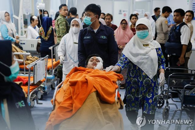 인도네시아 자카르타 고교 모스크 폭발 사건으로 부상한 학생